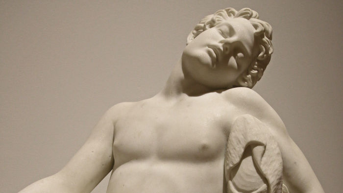 Klassische Steinskulptur des "Ruhenden Mannes", Darstellung in gelassener Haltung und geschlossenen Augen